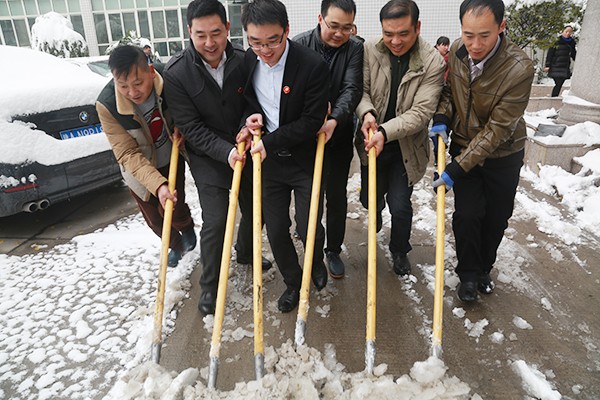 浴“雪”奋战齐铲雪 他们是这个冬天可爱的人！