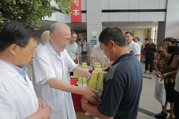 送医送药到家门口“幸福早体验,健康零距离”义诊第八站走进鹤壁市浚县人民医院