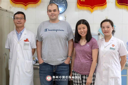 这家医院的外国“朋友圈”越来越大！美国小伙用亲身经历为中医针灸打call！