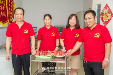 盛夏炎炎送清凉，他们秒变“吃瓜”群众！