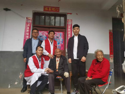 爱心聚重阳——我院开展“关爱老人骨骼健康，助力健康中国行”大型义诊活动