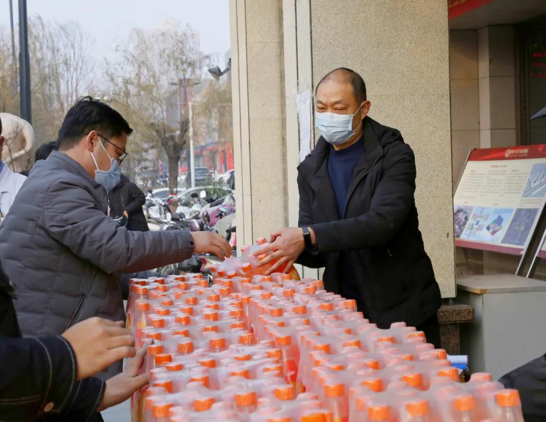 2400瓶“暖心橙”！ 感谢爱心企业郑州百事饮料有限公司捐赠